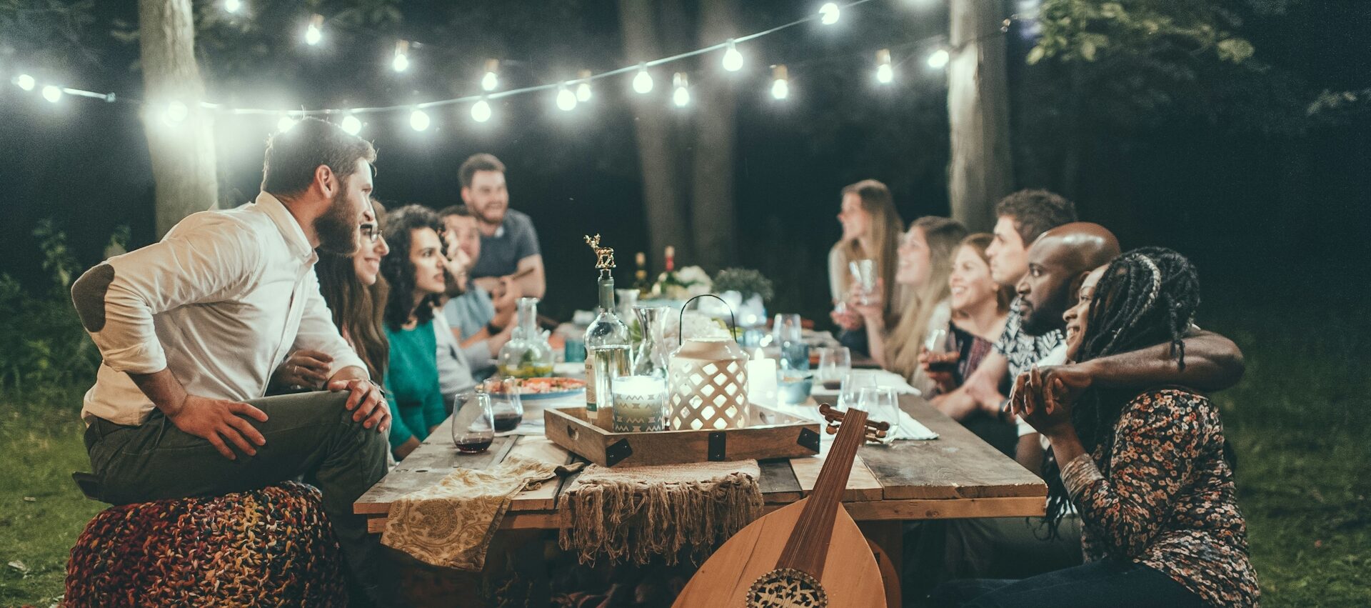 Freunde sitzen abends bei einem gemütlichen Essen zusammen